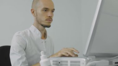 Phlebologist ultrason makineleri kullanır