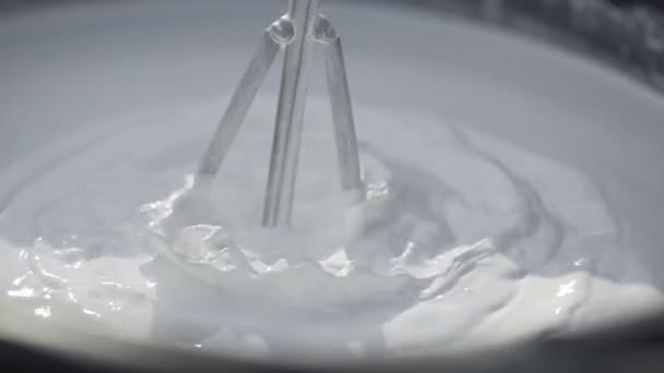 El proceso de mezcla de pintura blanca por el taladro en el cubo — Vídeos de Stock