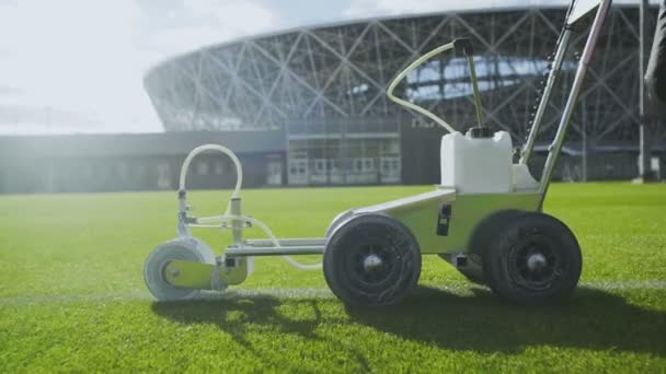 Seitenansicht der Markierung des Fußballstadionfeldes mit einer professionellen Farbmaschine — Stockvideo