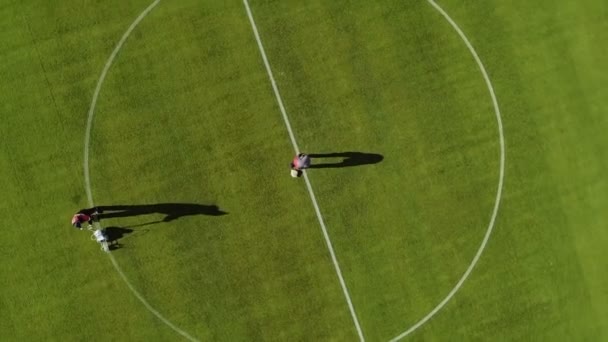 Vista aérea do campo de estádio de futebol Marcação com pintura — Vídeo de Stock