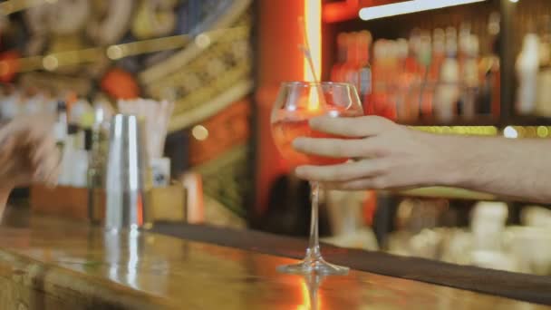 Bartendern sätter färdig cocktail till kanten av bardisken — Stockvideo