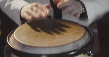 Mans elleri bir ritim dışarı davul