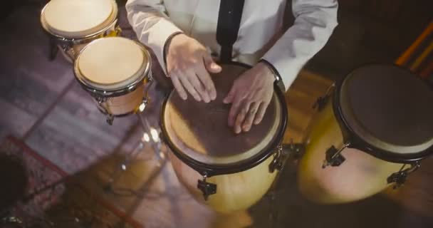 Pohled na jazzového bubeníka hrající na bicí. — Stock video