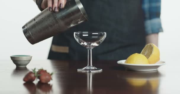 Röd cocktail hälls i ett glas — Stockvideo