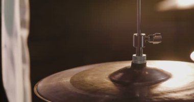 Profesyonel Jazz Drummer gösteriye hazırlanıyor