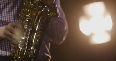 saksafonu çalan caz müzisyeni