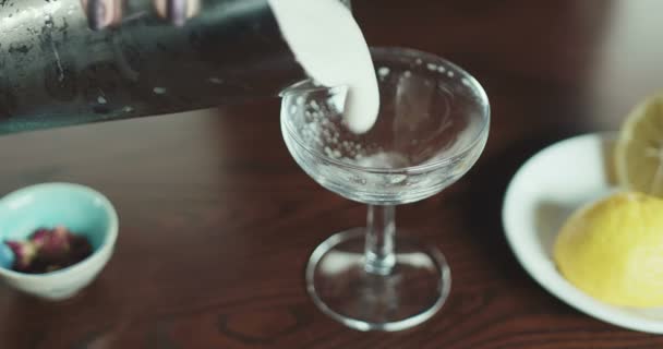 Наливаємо молочний коктейль у порожнє скло — стокове відео