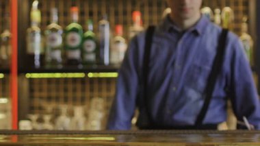 Barmen bir kokteyl yapmayı bitirdi ve kamera nın önüne kurdu