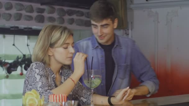 Чоловік зустрічає дівчину в барі — стокове відео
