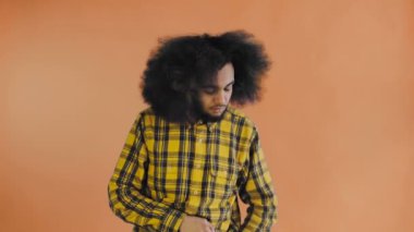 Afro-Amerikalı bir adam telefonundan Turuncu arka planda yeni bir mesaj aldı. Duyguların kavramı