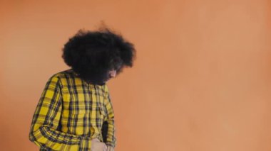Afro-Amerikalı bir adam telefonundan Turuncu arka planda yeni bir mesaj aldı. Duyguların kavramı