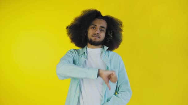 Afro-americano uomo gesturing pollice giù su sfondo giallo — Video Stock