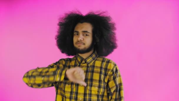 Afro-americano uomo gesturing pollice giù su sfondo viola — Video Stock