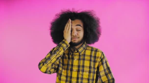 Kecewa afro Amerika laki-laki melakukan gerakan facepalm terhadap latar belakang ungu. Konsep emosi — Stok Video