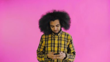 Mor arka planda telefonu kullanan yakışıklı Afro-Amerikan bir adam. Duyguların kavramı
