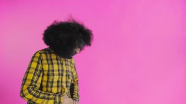 Afro-Amerikalı bir adam telefonundan mor arka planda yeni bir mesaj aldı. Duyguların kavramı