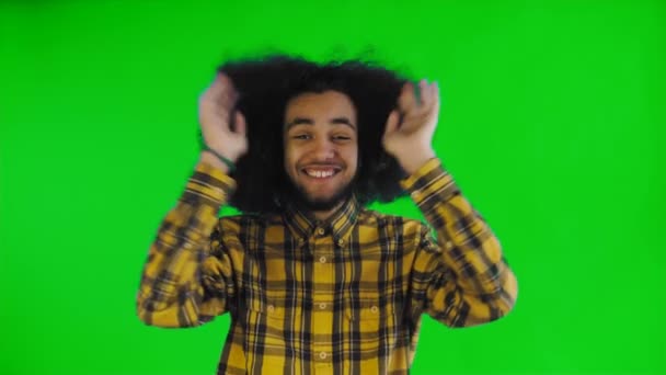 Hombre afro-americano preocupado riendo, manteniendo las manos en su cara y celebrando el éxito en pantalla verde o croma clave fondo . — Vídeos de Stock