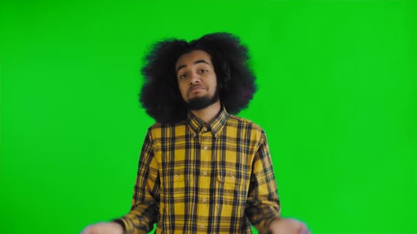 Portréja tehetetlen afroamerikai férfi dobás kezét félre és vállat von dont tud vagy vidám segít a zöld képernyőn, vagy chroma kulcsfontosságú hátteret. Az érzelmek fogalma — Stock videók