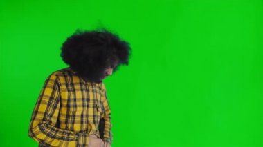 Afro-Amerikan adam yeşil ekran veya krom anahtar arka plan üzerinde telefonunda yeni bir mesaj aldı. Duygu kavramı