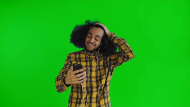 Joven hombre afroamericano videollamadas con teléfono en pantalla verde o croma fondo clave. Concepto de emociones — Vídeos de Stock