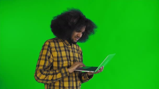 African American man typen op laptop. Nee door het schudden van de kop. Op groen scherm of Chroma Key-achtergrond. Concept van emoties — Stockvideo