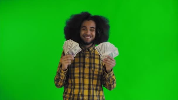 Νεαρός Αφρο-Αμερικανός άνδρας που κρατά μετρητά χρήματα στην πράσινη οθόνη ή chroma κλειδί φόντο. — Αρχείο Βίντεο