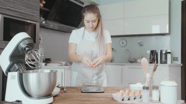 A cozinheira está a partir ovos. Cozinhar bolo — Vídeo de Stock