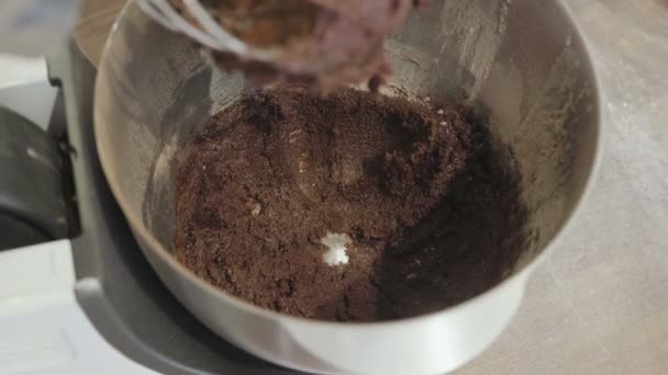 Chef giet melk op chocoladededeeg — Stockvideo