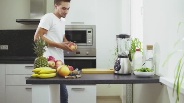 El hombre cortó una manzana para hacer el batido — Vídeos de Stock