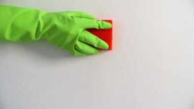 Yeşil eldivende Elin Üst görünümü kırmızı Süngerli YüzeyI Temizlemektir