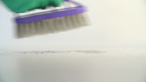 Piso de limpieza del trabajador con detergente usando cepillo violeta y guantes protectores verdes — Vídeos de Stock