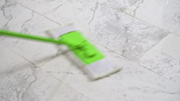 Limpiador usando fregona verde en el suelo — Vídeos de Stock