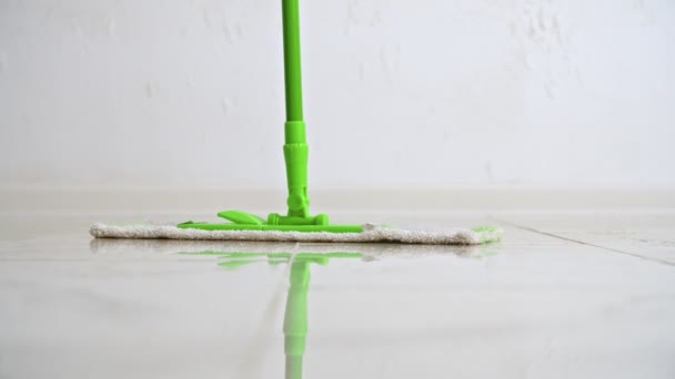 Αρχίστε να καθαρίζετε το πάτωμα με μια σφουγγαρίστρα — Αρχείο Βίντεο