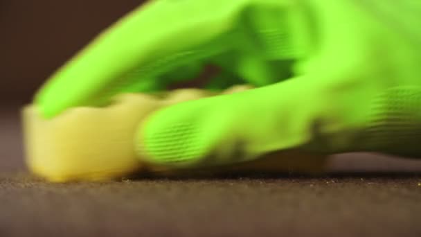 Macro shot de Sofá de limpieza con esponja — Vídeos de Stock