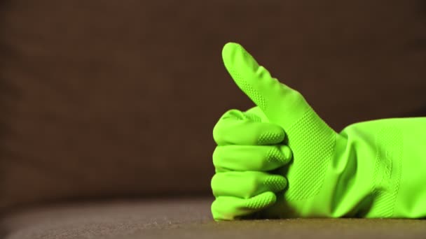 Man shows thumb up in green latex glove — Stock Video