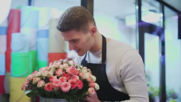 Man arbetar som florist i blomsteraffär — Stockvideo