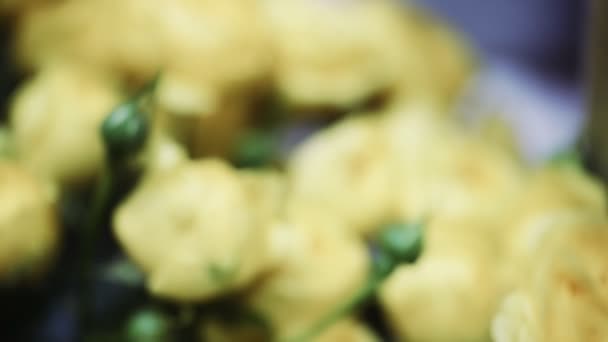 美丽的黄玫瑰花束近景. — 图库视频影像