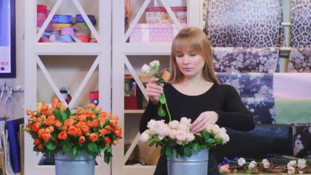 Florista feminino Arranjando rosas na loja de flores — Vídeo de Stock