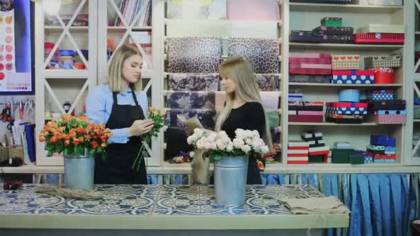 Mujer florista hace ramo de flores — Vídeo de stock