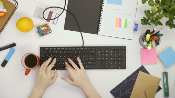 Vrouw gebruikt toetsenbord en giet er dan koffie op — Stockvideo