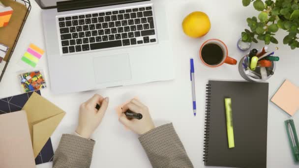 Vista de arriba hacia abajo del hombre pegando notas con I LOVE YOU — Vídeos de Stock