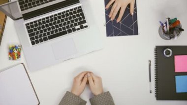 İş kadını defterine nakit para koyuyor ama başka bir iş adamı para almıyor.