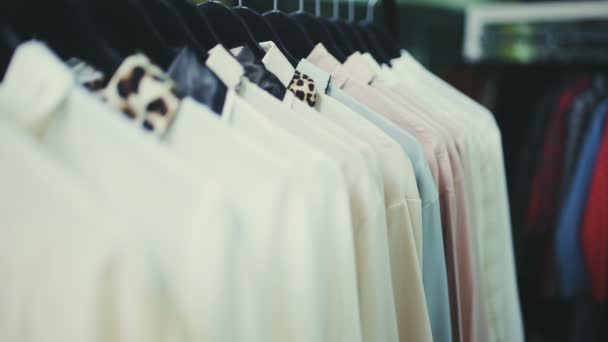 Kläder Hangers närbild på suddig bakgrund — Stockvideo