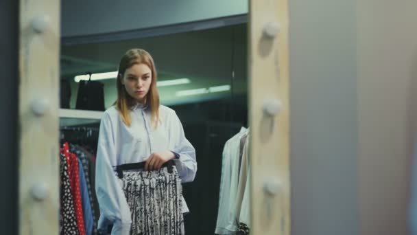 Attrayant client féminin choisit jupe dans la salle d'essayage — Video