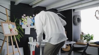 İşadamı ofise geldi ve telefonda kontrol bildirimi