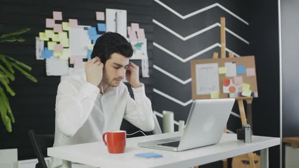 Jeune pigiste en vêtements décontractés travaillant au bureau. Parler sur Skype au client . — Video