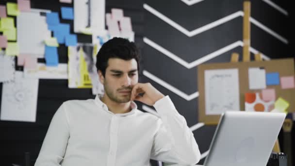 Erschöpfter Mann beim Lösen von Geschäftsproblemen. Frustrierter Unternehmer. — Stockvideo