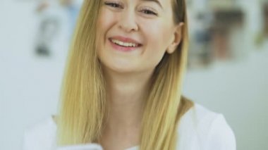 Güzel genç kadın kameraya gülüyor..