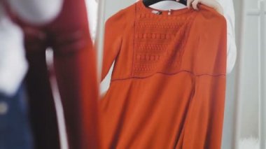 Bugün ne giyeceğini düşünen bir kadın.