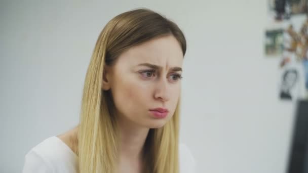 Femme utilise une brosse pour teindre les sourcils, puis frustré en regardant dans le miroir — Video